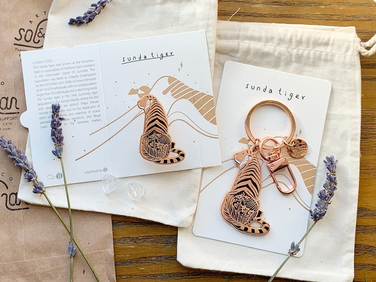 Tiger enamel Keychain +Pin Set