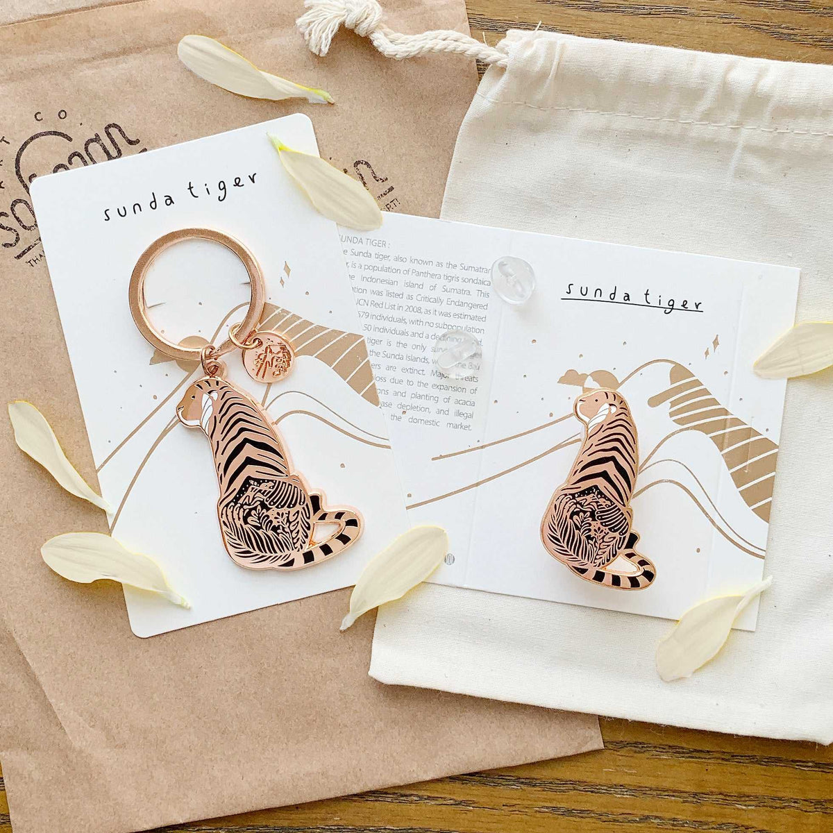 Tiger enamel Keychain +Pin Set Keychains